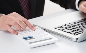 給与計算をしている経理担当者イメージ